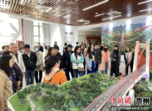 图为“花开联姻·共促发展”黔台文旅交流团参观贵州省坝陵河桥梁博物馆。 图为“花开联姻·共促发展”黔台文旅交流团参观贵州省坝陵河桥梁博物馆。