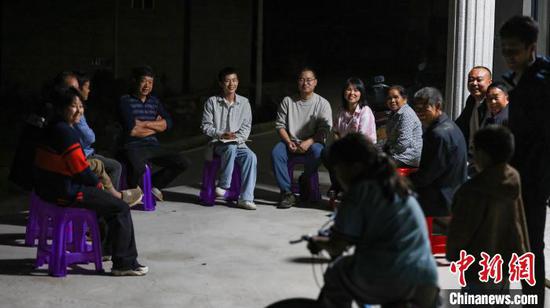 图为刘盛涛(左五)在洞坪村收集社情民意。胡攀学 摄 图为刘盛涛(左五)在洞坪村收集社情民意。胡攀学 摄