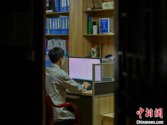 图为刘盛涛在洞坪村村委会办公室整理资料。胡攀学 摄 图为刘盛涛在洞坪村村委会办公室整理资料。胡攀学 摄