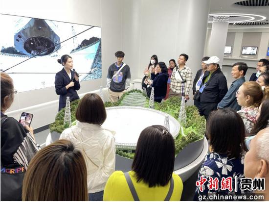 图为“花开联姻·共促发展”黔台文旅交流团在“中国天眼”合影留念。 图为“花开联姻·共促发展”黔台文旅交流团在“中国天眼”合影留念。