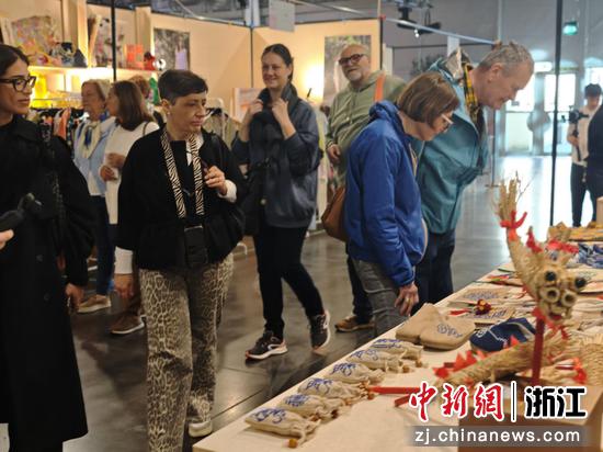 淳安县的文创精品吸引参观者。淳安县委宣传部 供图