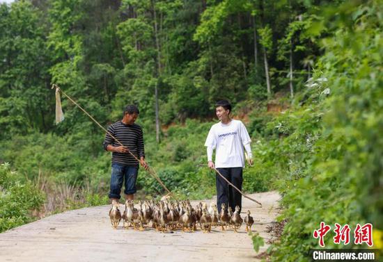 图为刘盛涛(右)在洞坪村与村民交流。胡攀学 摄 图为刘盛涛(右)在洞坪村与村民交流。胡攀学 摄