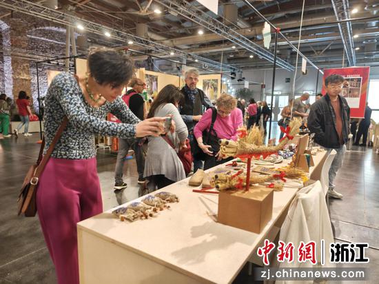 淳安县的文创精品吸引参观者。淳安县委宣传部 供图