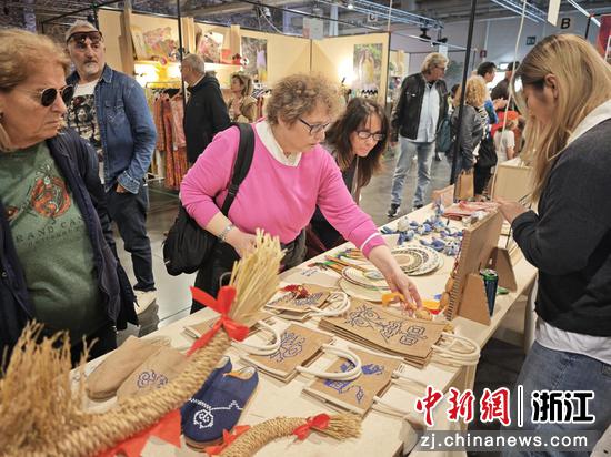 淳安县的文创精品吸引参观者。淳安县委宣传部 供图