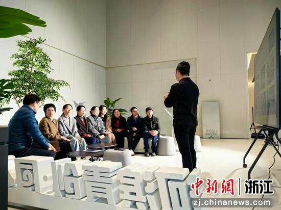 2024年12月，海宁市知联会马桥小组组织成员们开展迎新活动。海宁市委统战部供图