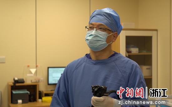 日前，叶国良演示医疗技术。 （受访者 供图）
