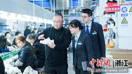 黄丽娜（中）工作现场。 农行温州分行 供图