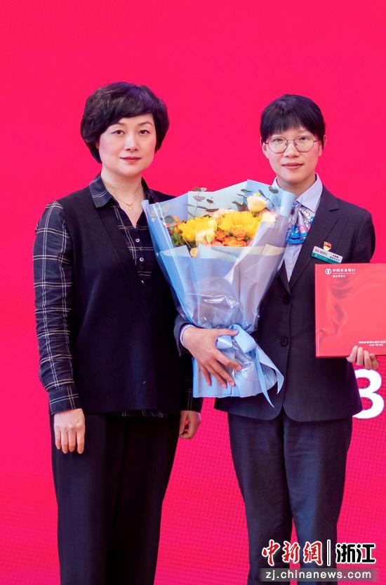 柯茜茜（左）、黄丽娜（右）。 农行温州分行 供图