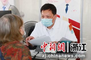 日前，叶国良对患者问诊。 （受访者 供图）