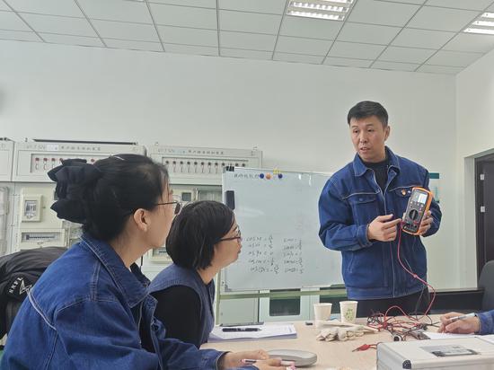 劉文忠為青年職工開展技術(shù)培訓(xùn)。王閏年攝