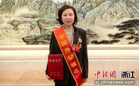 2025年4月，张利华在人民大会堂接受表彰。秀洲官方供图