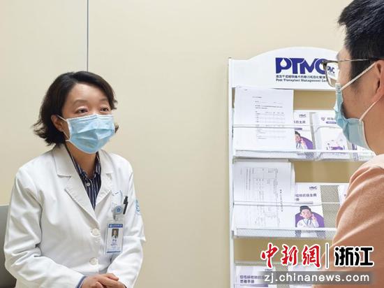 罗依教授在移植术后随访门诊内和患者家属沟通。(受访者供图) 罗依教授在移植术后随访门诊内和患者家属沟通。(受访者供图)