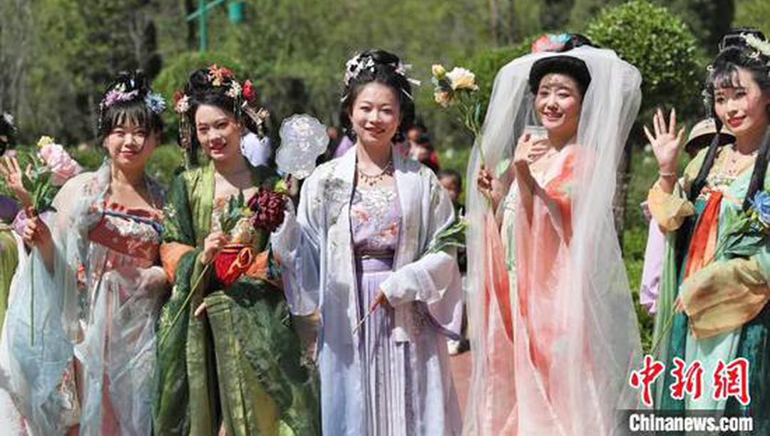 宁夏青铜峡：千名游客共赴牡丹之约 
