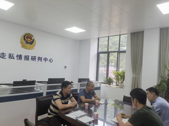 联合海关、公安、边管部门在情报中心研判案件信息。莫光甫 摄