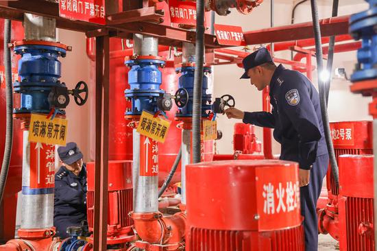 2025年4月29日，哈密公安处治安支队民警对哈密火车站消控室开展消防安全专项检查。