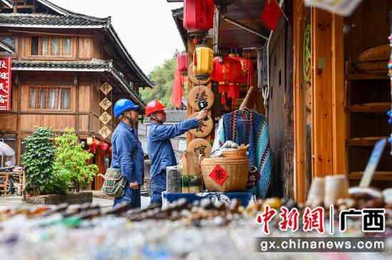 柳州三江供电公司工作人员针对程阳八寨景区侗寨古民居木构建筑防火防潮特点,开展供电设备专项巡视维护。岳浩 摄