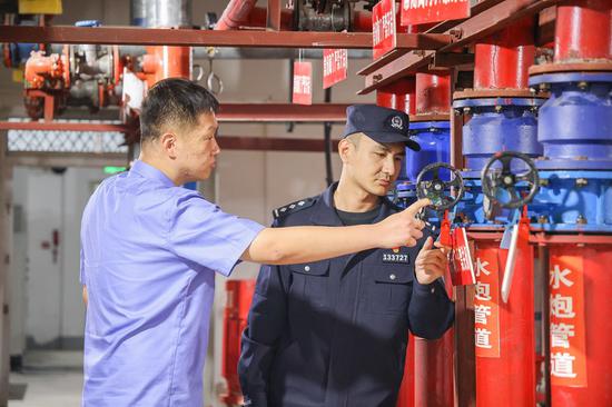 2025年4月29日，哈密公安处治安支队民警对哈密火车站消控室开展消防安全专项检查。