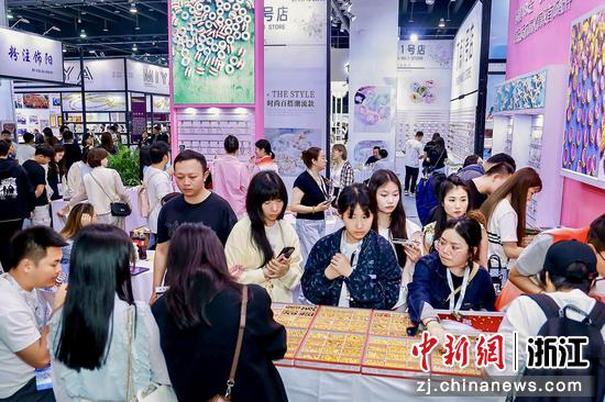 近日,2025义乌时尚饰品工厂展在浙江义乌开幕。(主办方供图) 近日,2025义乌时尚饰品工厂展在浙江义乌开幕。(主办方供图)