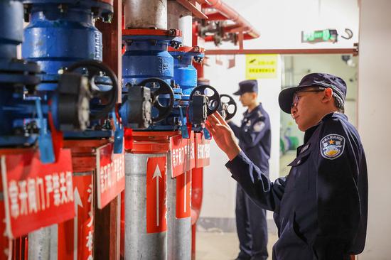 2025年4月29日，哈密公安处治安支队民警对哈密火车站消控室开展消防安全专项检查。