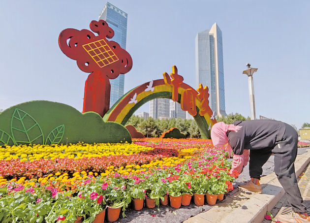 喜迎“五一”， 银川14万盆鲜花“绽放” 街头-中国新闻网-宁夏新闻