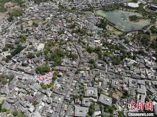 图为航拍贵阳青岩古镇一隅。石小杰 摄