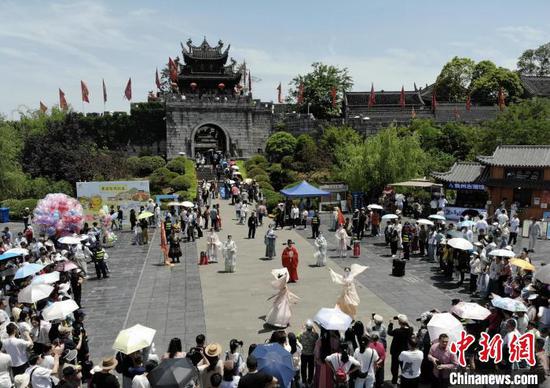 图为航拍游客观赏青岩古镇“明礼昭宾·迎宾礼”表演。石小杰 摄