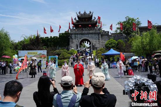 图为游客观赏青岩古镇“明礼昭宾·迎宾礼”表演。石小杰 摄