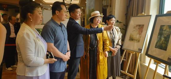 叶武教授给观众介绍作品 叶武教授给观众介绍作品