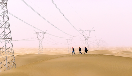 4月27日，新疆送變電公司員工對(duì)750千伏巴羅一二線進(jìn)行保電巡視。馬元 攝