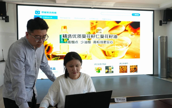 工作人員正在展示塔城易貨商城界面。塔城地區(qū)融媒體中心記者蘇珊琳攝