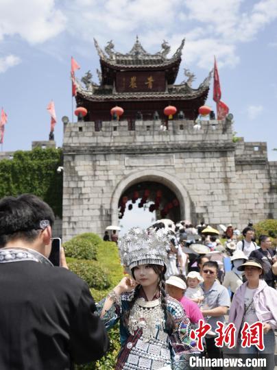 “五一”假期首日，位于贵州省贵阳市花溪区的青岩古镇景区吸引各地游客前来游览。