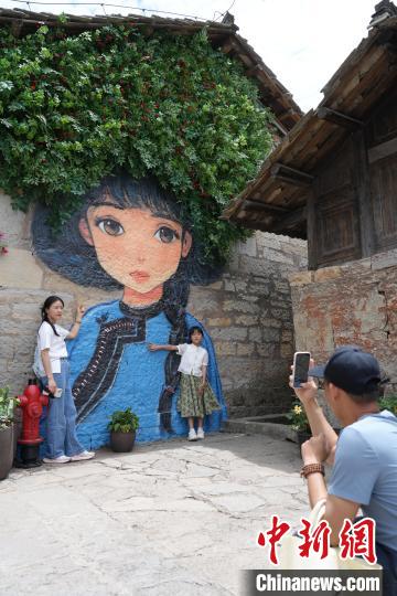 图为游客在云峰屯堡景区拍照打卡。石小杰 摄