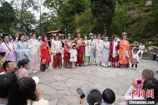 图为游客在云峰屯堡景区体验“大明军屯·云峰奇遇明朝沉浸式剧本杀”活动。石小杰 摄