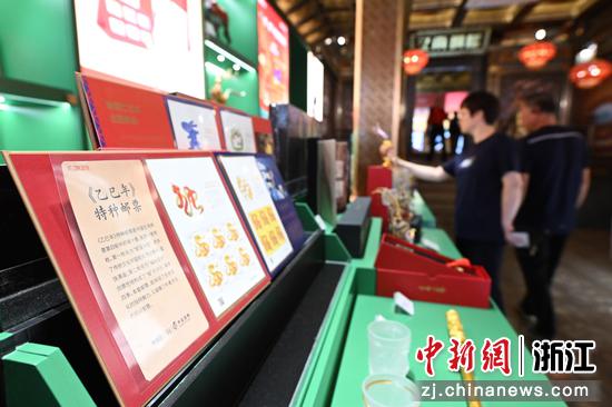 
图为：朱炳仁艺术邮局展出的文创产品吸引游人。中新社记者 王刚 摄