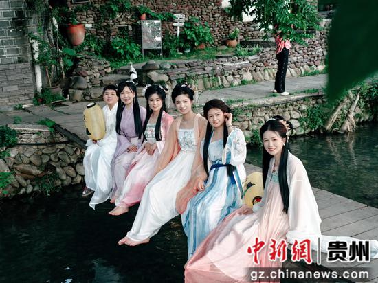 游客在云舍村拍摄留影 游客在云舍村拍摄留影