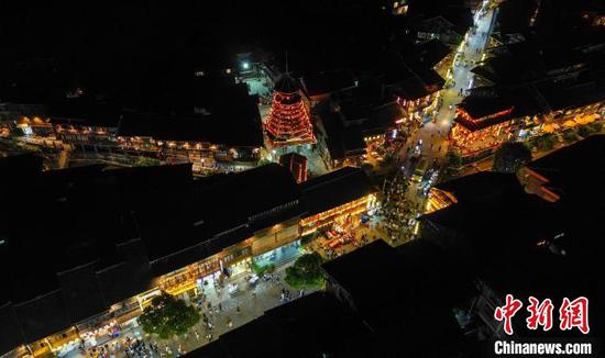 图为游客在肇兴侗寨游玩。卢忠南 摄