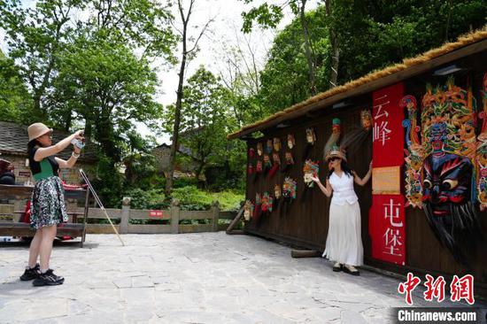 图为游客在云峰屯堡景区拍照打卡。石小杰 摄