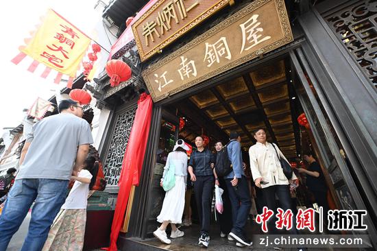 图为：游人参观朱炳仁艺术邮局。中新社记者 王刚 摄