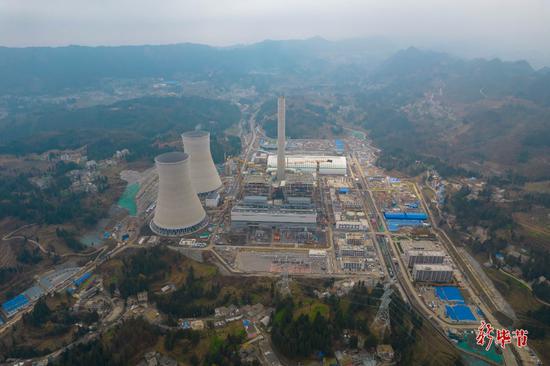 贵州金元织金“上大压小”异地改建项目施工现场(高琦 摄) 贵州金元织金“上大压小”异地改建项目施工现场(高琦 摄)