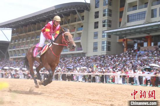 图为5月1日，2025“贵州村马”全国赛马邀请赛比赛现场。欧圣兵 摄