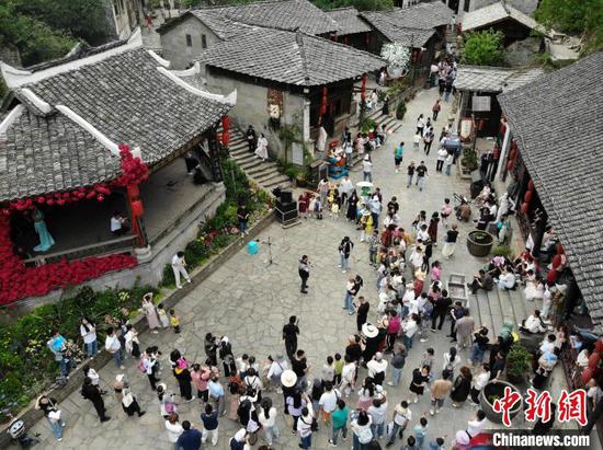 图为航拍游客在云峰屯堡景区体验“贵阳路边音乐会云峰屯堡五一专场”活动。石小杰 摄
