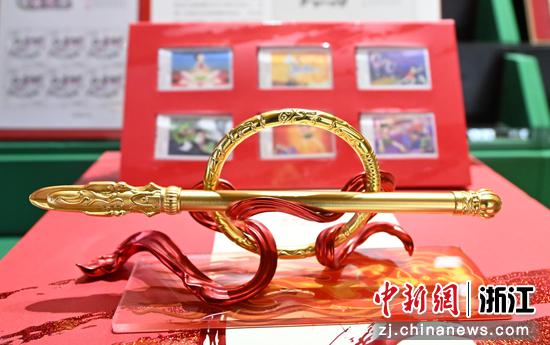 图为：朱炳仁艺术邮局展出的文创产品。中新社记者 王刚 摄