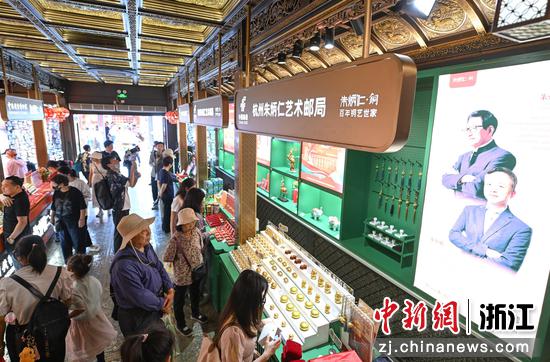 图为：游人打卡朱炳仁艺术邮局。中新社记者 王刚 摄