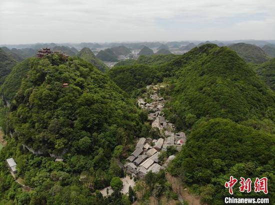 图为5月2日，航拍贵州省安顺市云山屯一隅。石小杰 摄