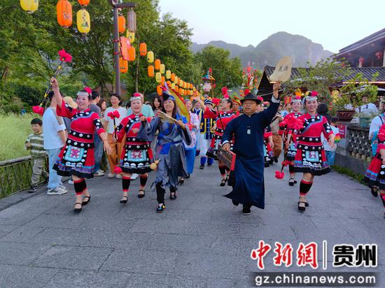 网络达人在抹茶雅集市场表演及拍摄 网络达人在抹茶雅集市场表演及拍摄