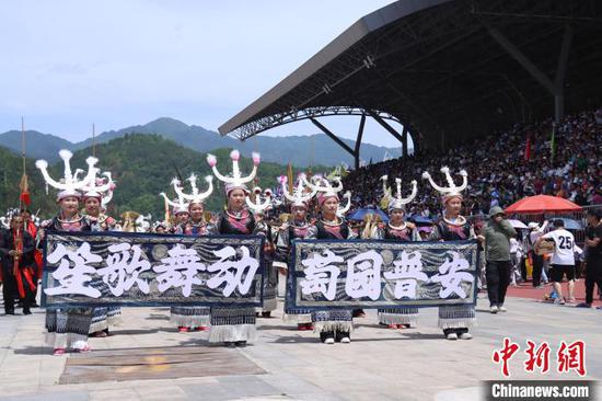 图为5月1日，2025“贵州村马”全国赛马邀请赛开赛前节目表演。欧圣兵 摄