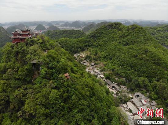 图为5月2日，航拍贵州省安顺市云山屯一隅。石小杰 摄