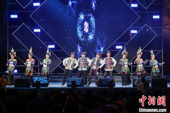 图为贵州“舞乐蝉歌乐团”在演唱《哪吒2》插曲《宝莲盛开》。　记者 瞿宏伦 摄