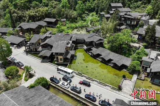 5月2日,航拍遵义市绥阳县温泉镇双河洞景区内的双河客栈。 中新社记者 瞿宏伦 摄 5月2日,航拍遵义市绥阳县温泉镇双河洞景区内的双河客栈。 中新社记者 瞿宏伦 摄