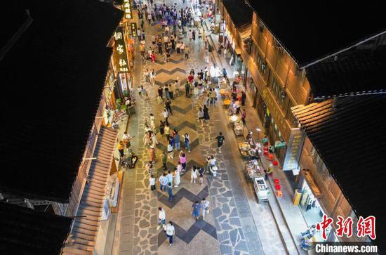 图为游客在肇兴侗寨游玩。卢忠南 摄